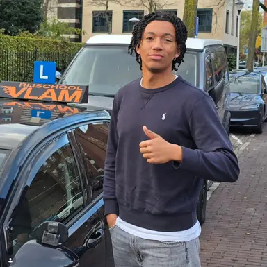 Leerling geslaagd voor autorijexamen in Utrecht bij rijschool Vlam