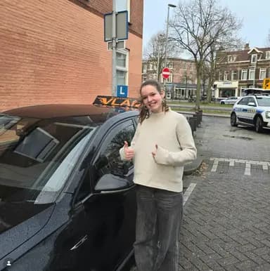 Geslaagde leerling bij rijschool Vlam in Utrecht voor schakel rijexamen